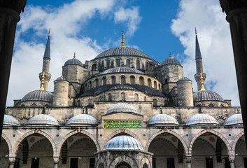 Fototapeta na wymiar The Blue Mosque Sultanahmet in Istanbul Turkey , Sultan Ahmed Mosque in blue sky 