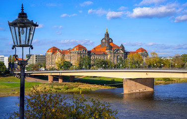 Elbe und Staatsministerium Sachsen in Dresden