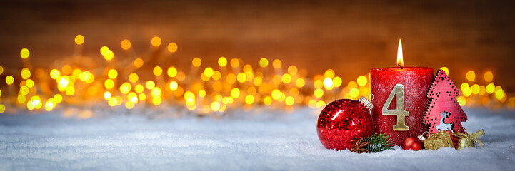 Vierter Advent schnee panorama Kerze mit Zahl dekoriert weihnachten Aventszeit holz hintergrund...