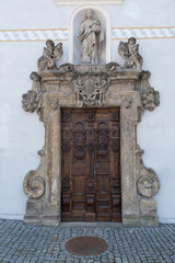 Obraz premium Old gothic wooden door with reach decoration