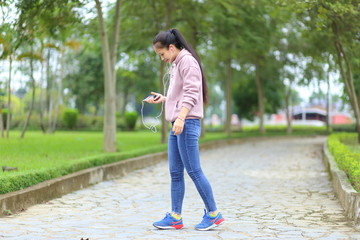 スマートホンで音楽を聴く女性