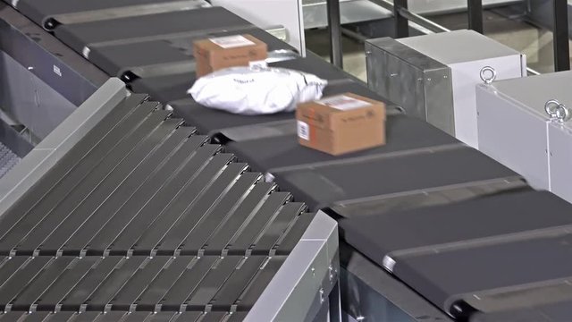 Parcels and foil bags on conveyors
