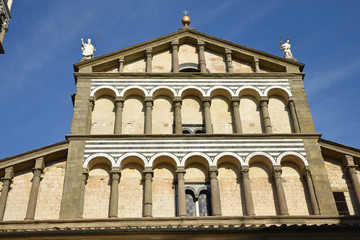 Fototapeta na wymiar Colonnades du Duomo à Pistoia en Toscane, Italie