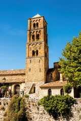 Das kleine historische Bergdorf Moustiers-Sainte-Marie in Südfrankreich mit seiner alten Pfarrkirche Notre-Dame-de-l'Assomption an einen schönen Sommertag