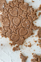 Teig mit Herz und Stern Ausstechformen und Mehl bestäubt