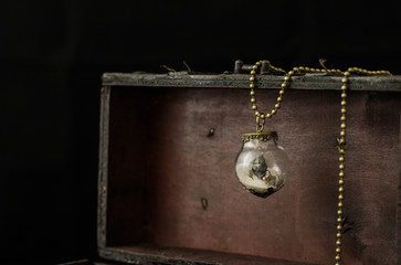 Schatz, Truhe, kette, sand, gold, anhänger, holz, glas