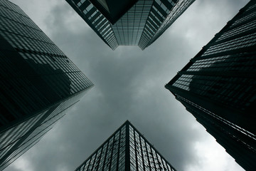 New Yorker Gebäude, die geometrische Formen am Himmel bilden