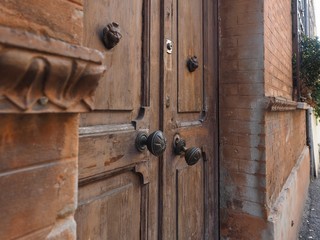 Fototapeta premium Old italian door with broken handle.