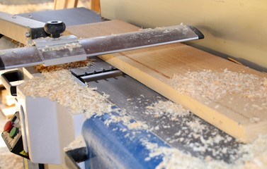 maschine hobelt ein brett