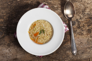 bayerische Riebelesuppe in einem Suppenteller