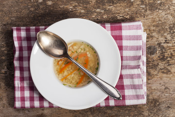 bayerische Riebelesuppe in einem Suppenteller