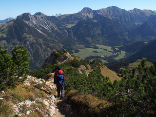 Fototapeta na wymiar Abstieg vom Breitenberg, Allgäuer Alpen