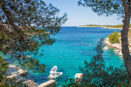 Hafen, Strand und Blick auf Bilo - Primosten, Dalmatien, Kroatien