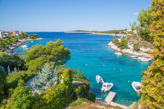 Hafen, Strand und Blick auf Bilo - Primosten, Dalmatien, Kroatien