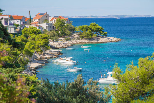 Hafen, Strand und Blick auf Bilo - Primosten, Dalmatien, Kroatien