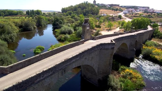 Puente de Galisteo desde el aire. Video aereo con drone en Galisteo, pueblo de Caceres ( Extremadura, España)