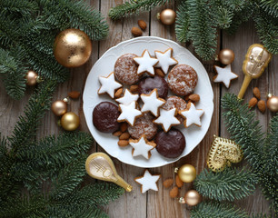 Christmas gingerbread and cinnamon biscuits - 182084137