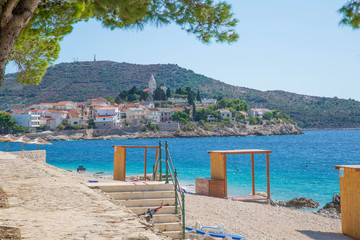 Naklejka premium Sehenswürdigkeiten und traumhafte Ansichten auf die paradiesische Bucht von Primosten, Kroatien