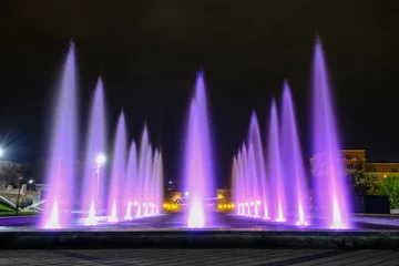 Photo sur Aluminium Fontaine fontaine d& 39 eau colorée la nuit