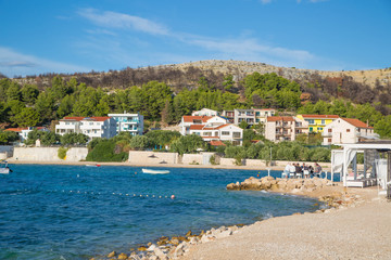 Hafen, Strand und Blick auf Bilo - Primosten, Dalmatien, Kroatien