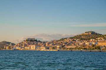 Fototapeta premium Panorama von Sibenik, Kroatien bei Sonnenuntergang