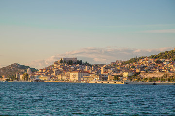Fototapeta premium Panorama von Sibenik, Kroatien bei Sonnenuntergang