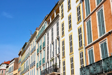 Fototapeta na wymiar colorful buildings in old town Hyères