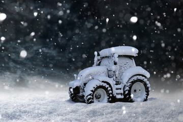 Eingeschneiter Traktor im Schnee © Biewer_Jürgen
