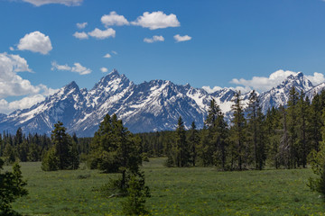 Obraz premium Grand Teton Mountain Range z błękitne niebo i chmury