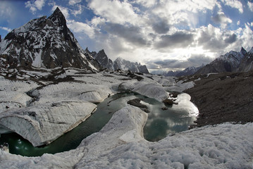 Baltoro-Gletscher und hohe Berge K2 und Basislager Broadpok und Concordia in Pakistan Karakorum