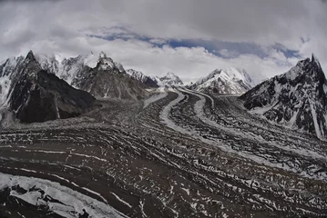 Foto op geborsteld aluminium K2 Baltoro-gletsjer en hooggebergte K2 en basiskamp Broadpok en Concordia in Karakorum, Pakistan