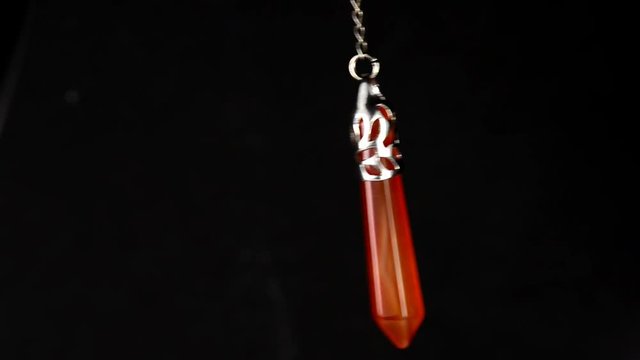 schwingender Karneol Pendel