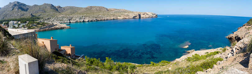 Obraz premium Bucht mit türkisem Wasser und Küstengebäuden auf Mallorca