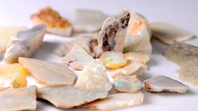 Opal, Steine auf Drehteller