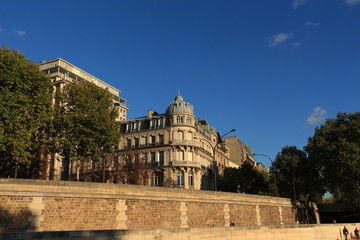 Naklejka premium houses on the city embankment
