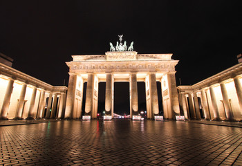 Obraz premium Brama Brandenburska nocą Berlin
