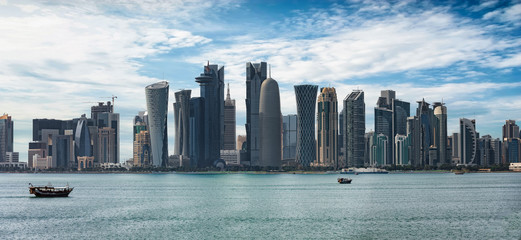 Die Skyline von Doha, Katar, an einem sonnigen Tag im Frühling