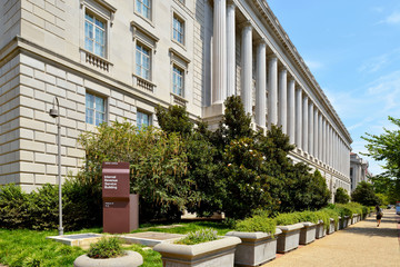 Internal Revenue Service Building And Sign In Washinton, DC - obrazy, fototapety, plakaty