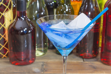 Una  cóctel de licor azul y hielo