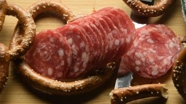 Laugenbrezel Brezel Pretzel 브레첼 Pretzl Breze مخبوزات Brezn Weihnachten Brot Covrig عقدية Video Christmas Precel プレッツェル Брецель Natale Salami Bread Salame Pane 椒鹽卷餅 בייגלה 