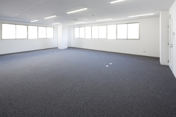 新築の広いオフィス室内