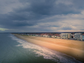 Vue a&eacute;rienne de la c&ocirc;te belge - Knokke le Zoute, la mer du Nord, la plage, les immeubles.