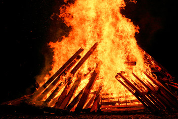 Brennender Holzhaufen bei Nacht