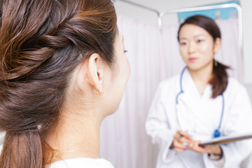 Fototapeta premium 診察をする医師