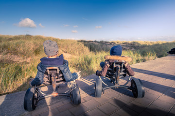 Obraz premium Enfants qui font du go-car à la côté belge