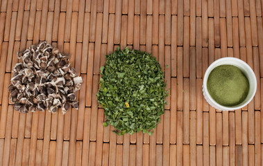 Seeds, leaves and moringa powder - Moringa oleifera