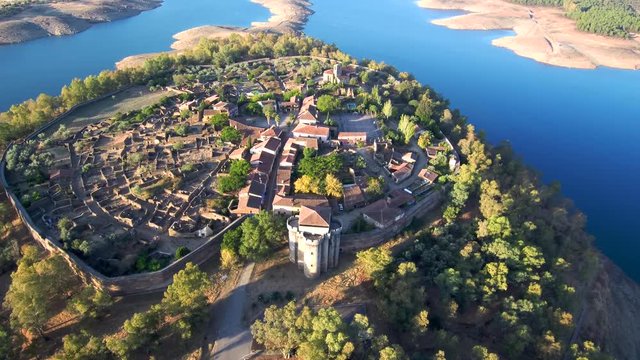 Granadilla, antiguo se&ntilde;or&iacute;o de Granada, es una antigua villa amurallada de origen feudal en  C&aacute;ceres