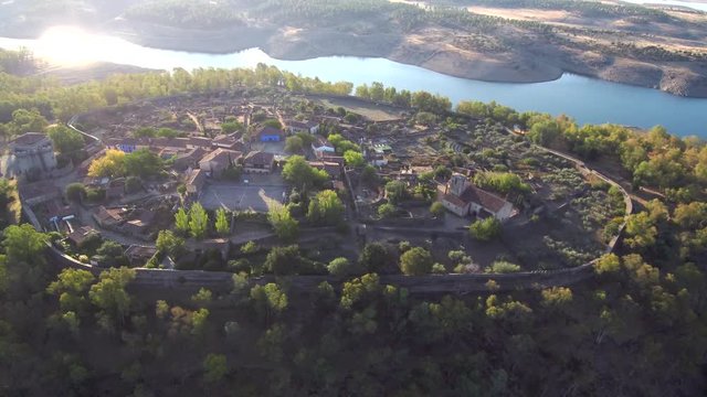 Granadilla, antiguo se&ntilde;or&iacute;o de Granada, es una antigua villa amurallada de origen feudal en  C&aacute;ceres