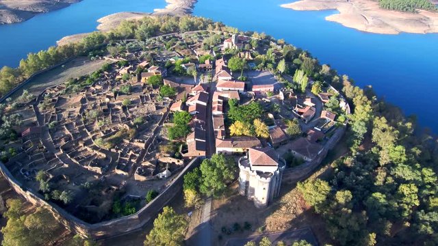 Granadilla, antiguo se&ntilde;or&iacute;o de Granada, es una antigua villa amurallada de origen feudal en  C&aacute;ceres