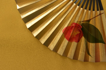 金色の扇子　つばき
